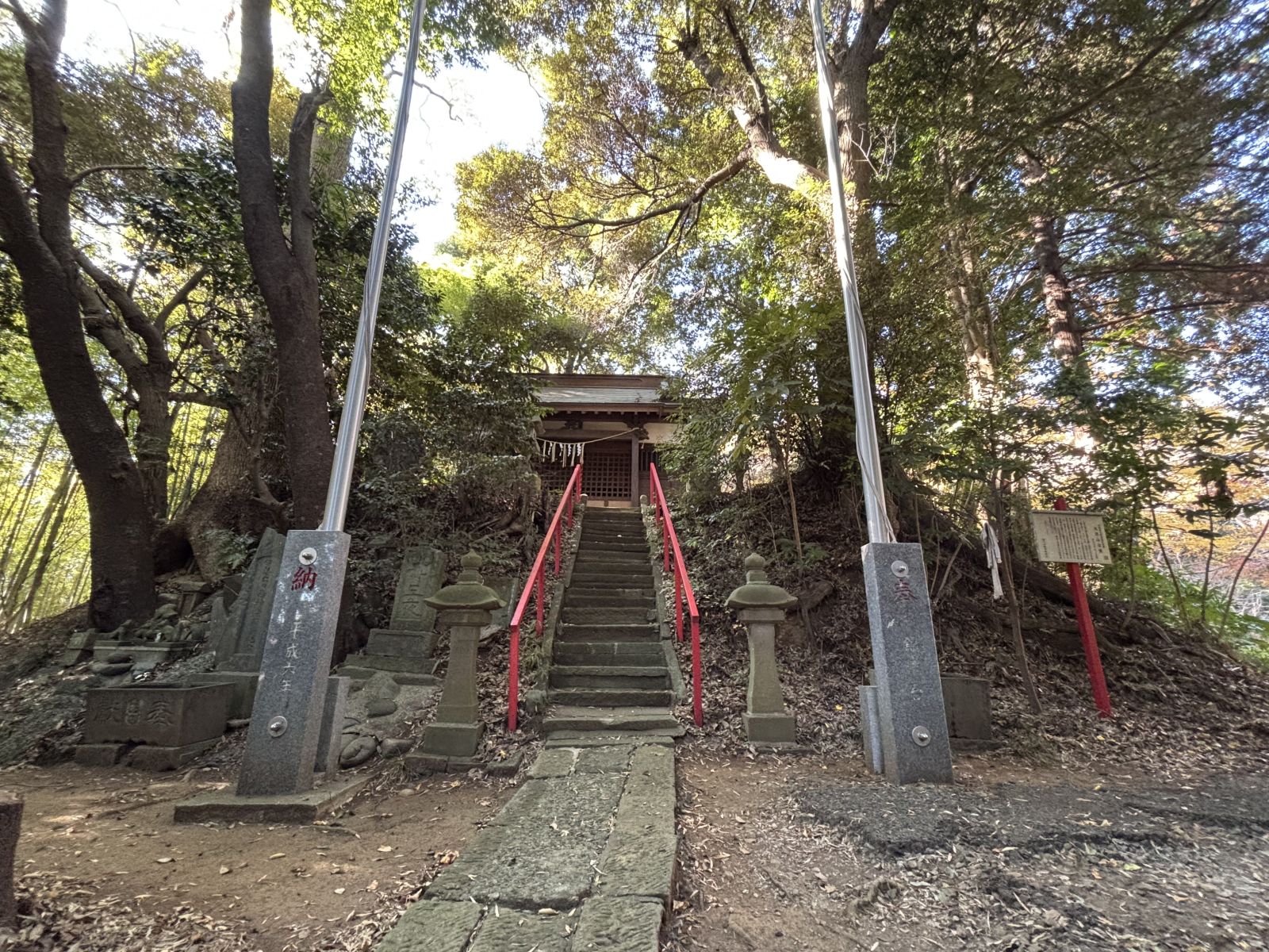 岡神社正面より
