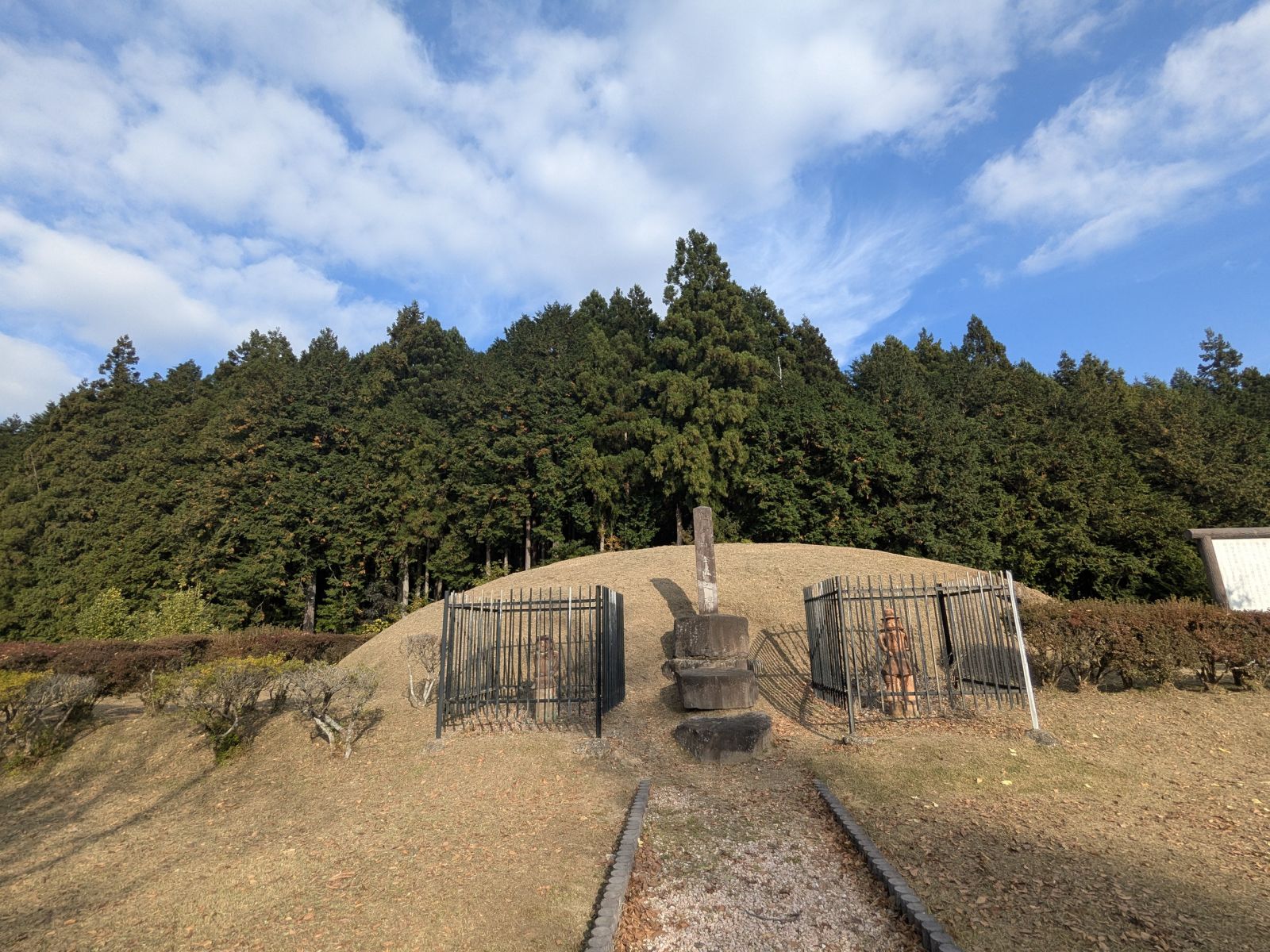 南西から見た墳丘