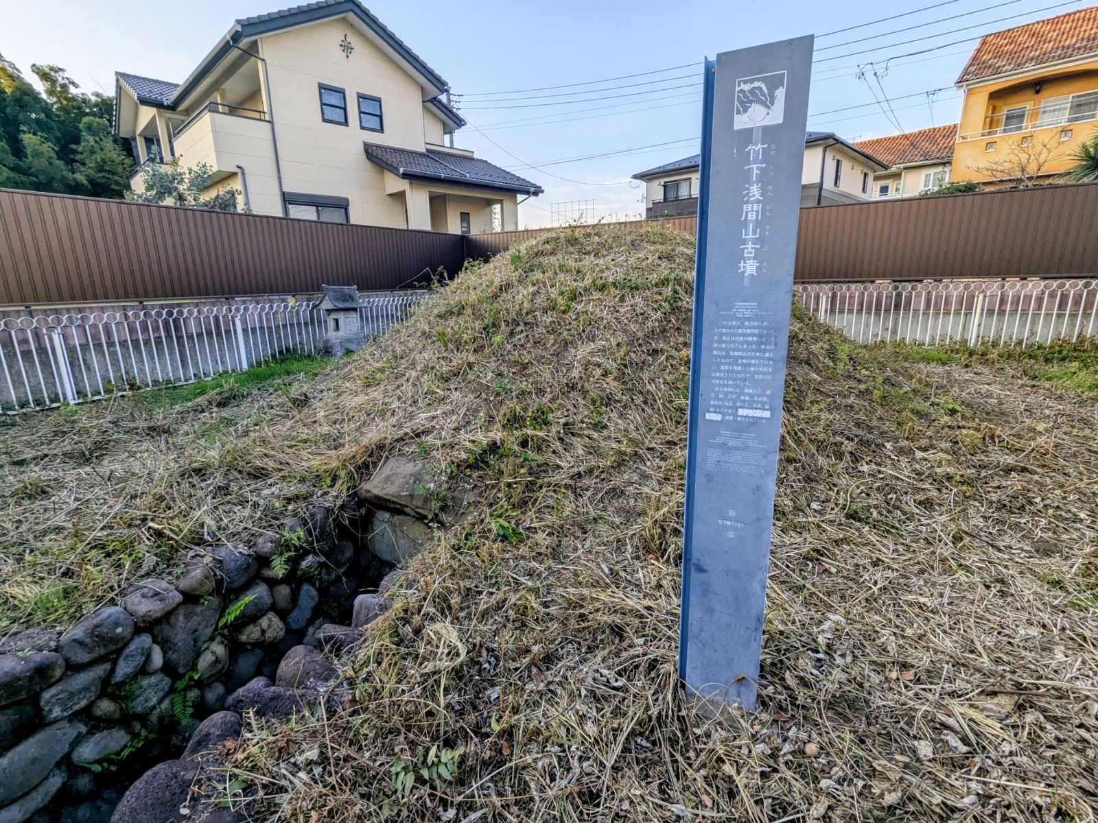 南方向から見た墳丘