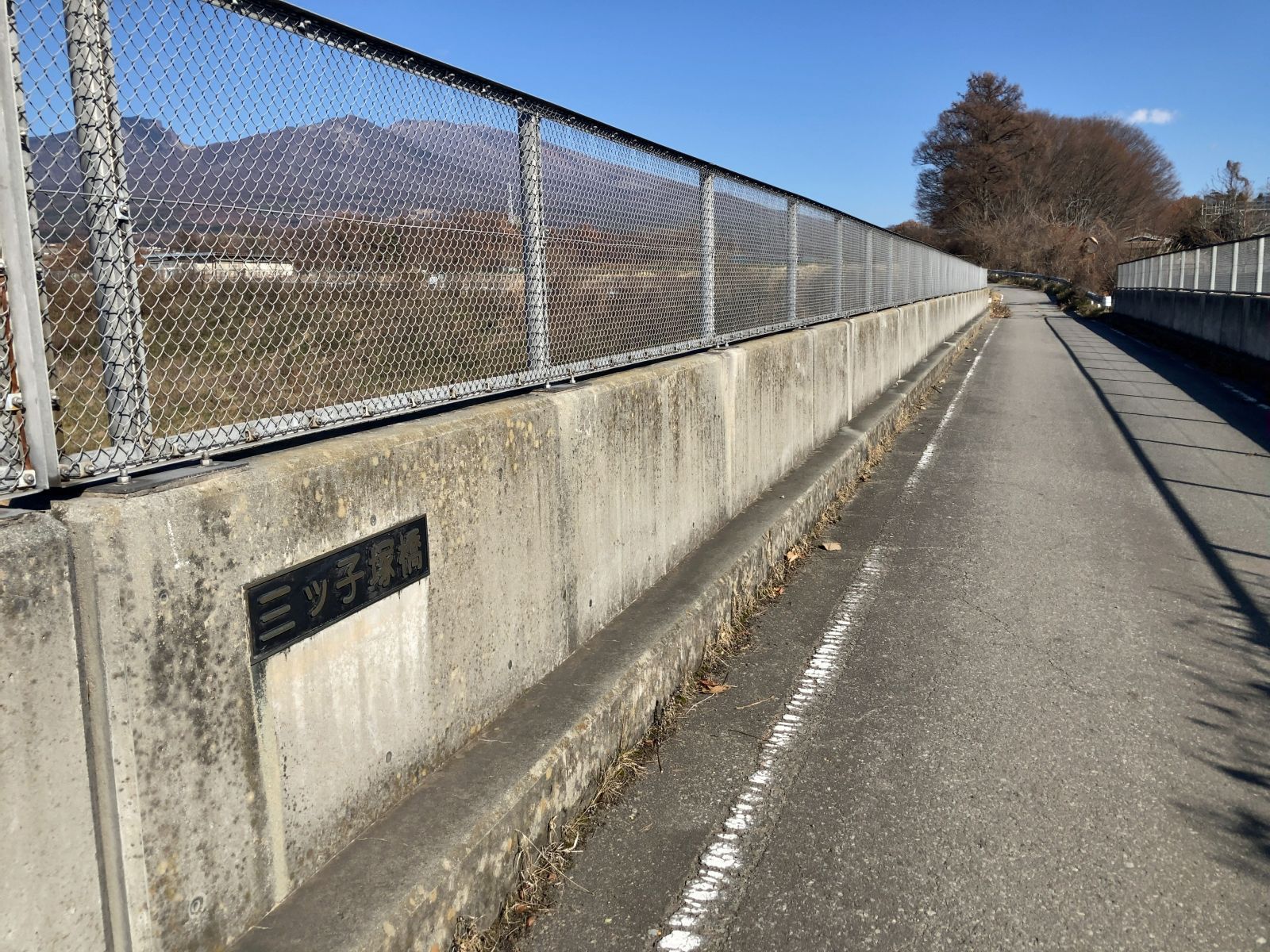 近くの跨道橋