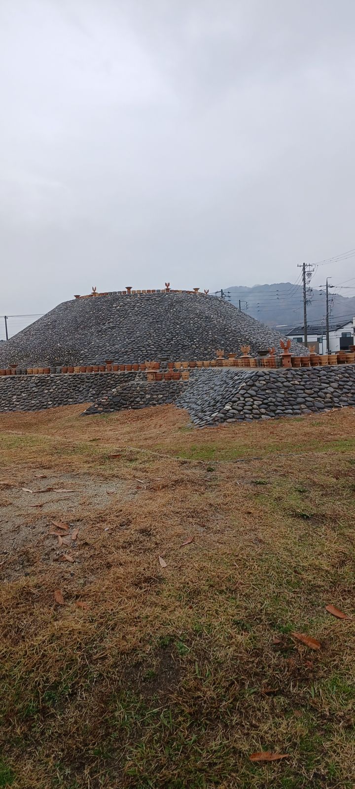 横から見る志段味大塚古墳