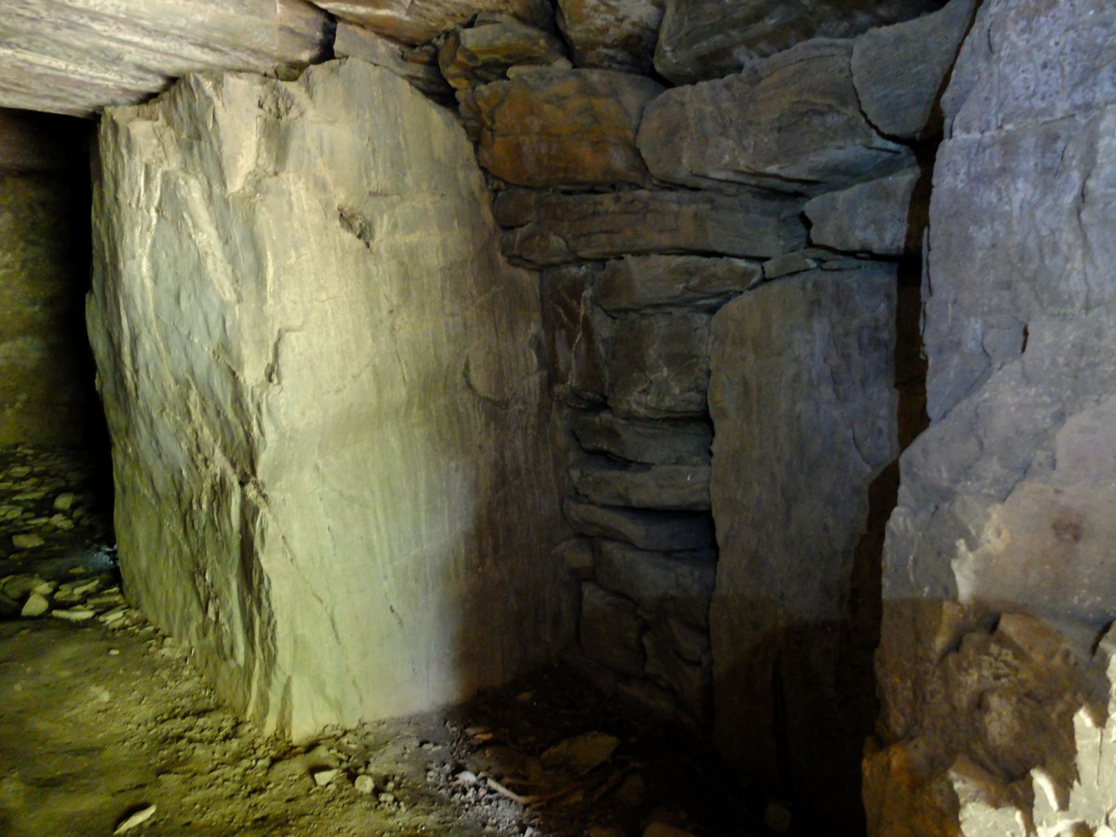 前室右側壁と袖石