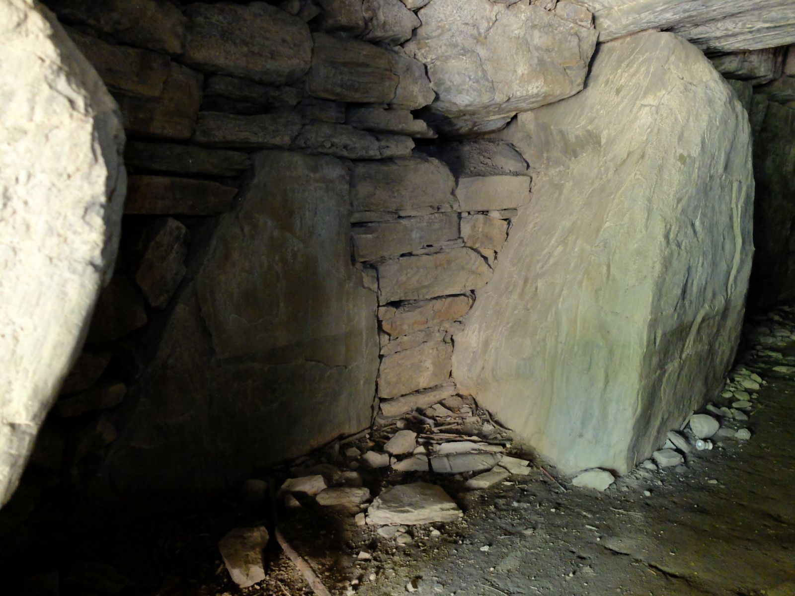 前室左側壁と袖石