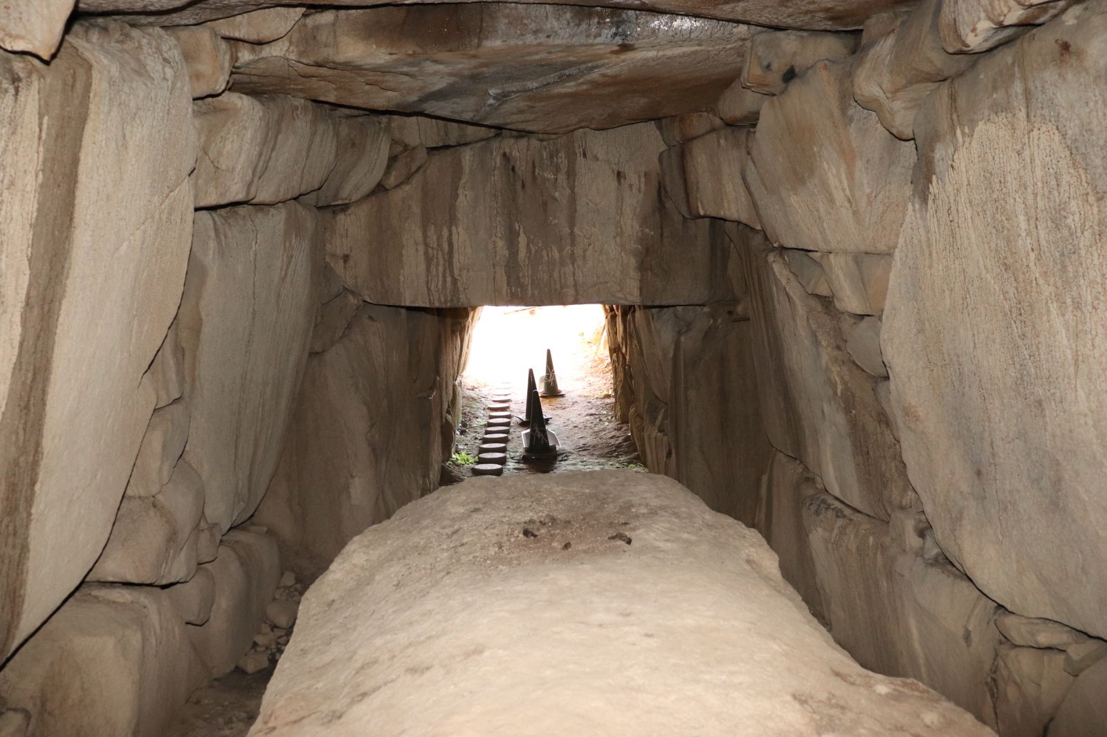 石室奥壁から羨道を眺めました。