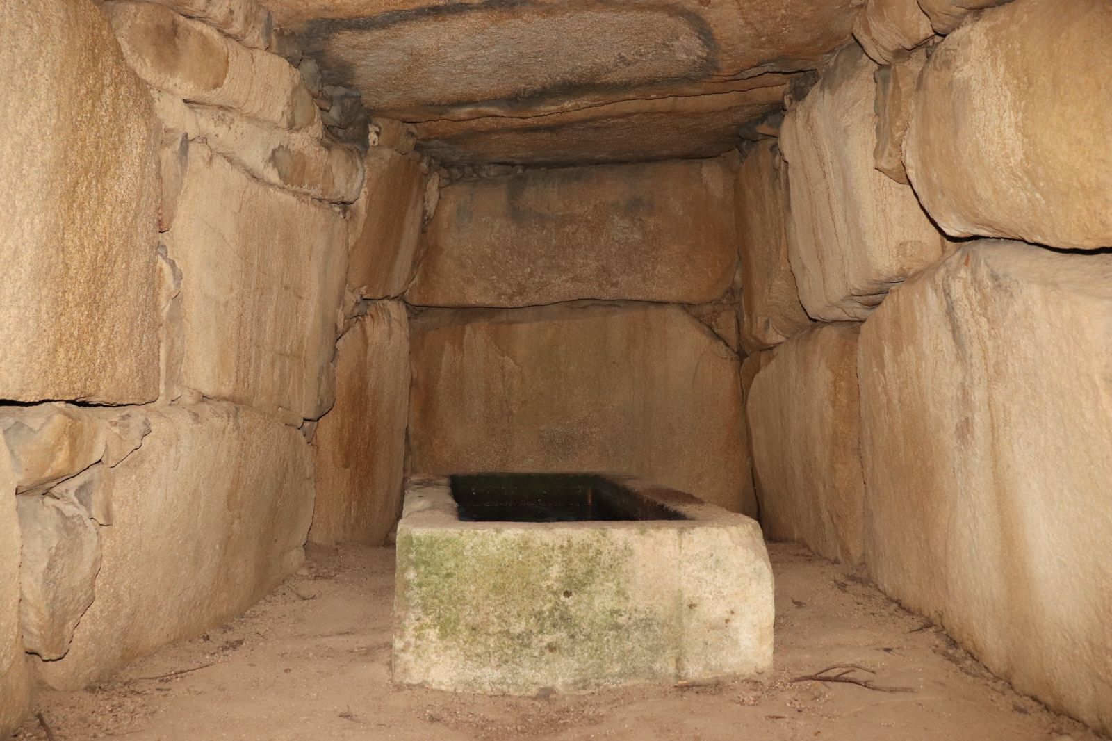 石室内部