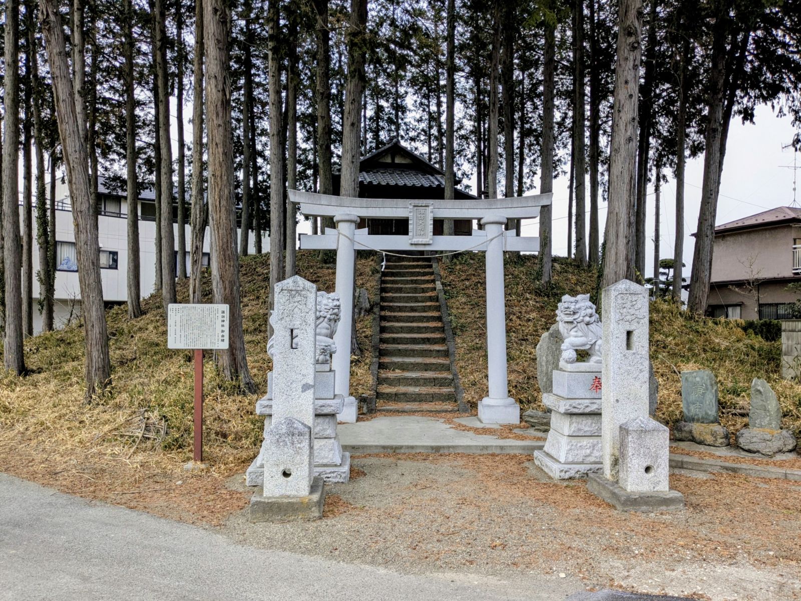 南方向から見た墳丘