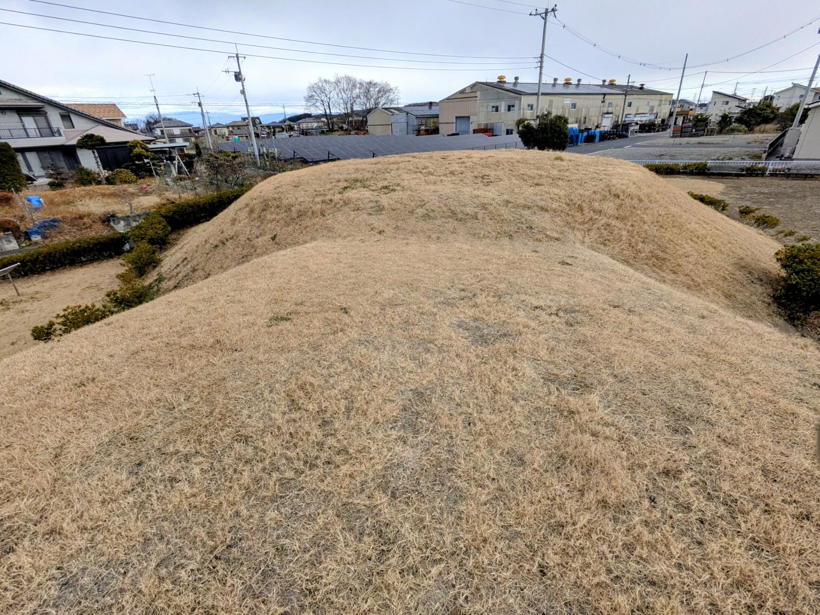 西方向から見た墳丘