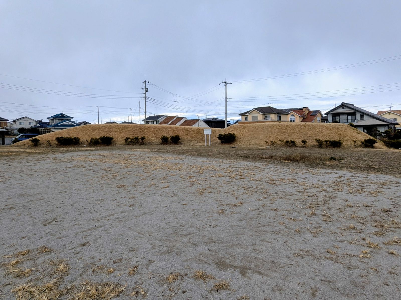南方向から見た墳丘