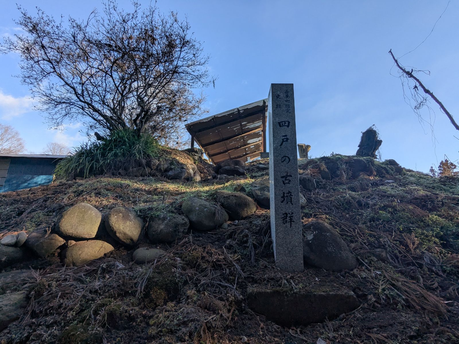 南方向から見た墳丘