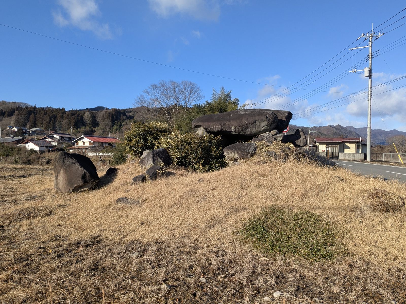 東方向から見た墳丘