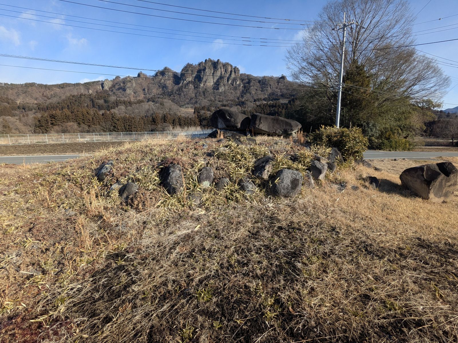 南方向から見た墳丘