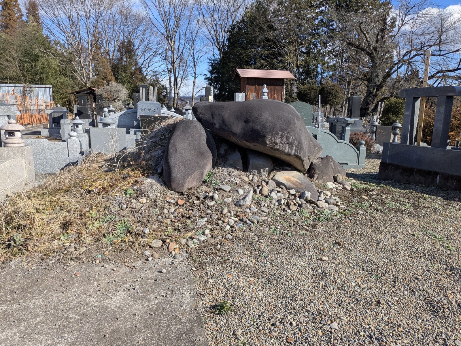 西方向から見た墳丘