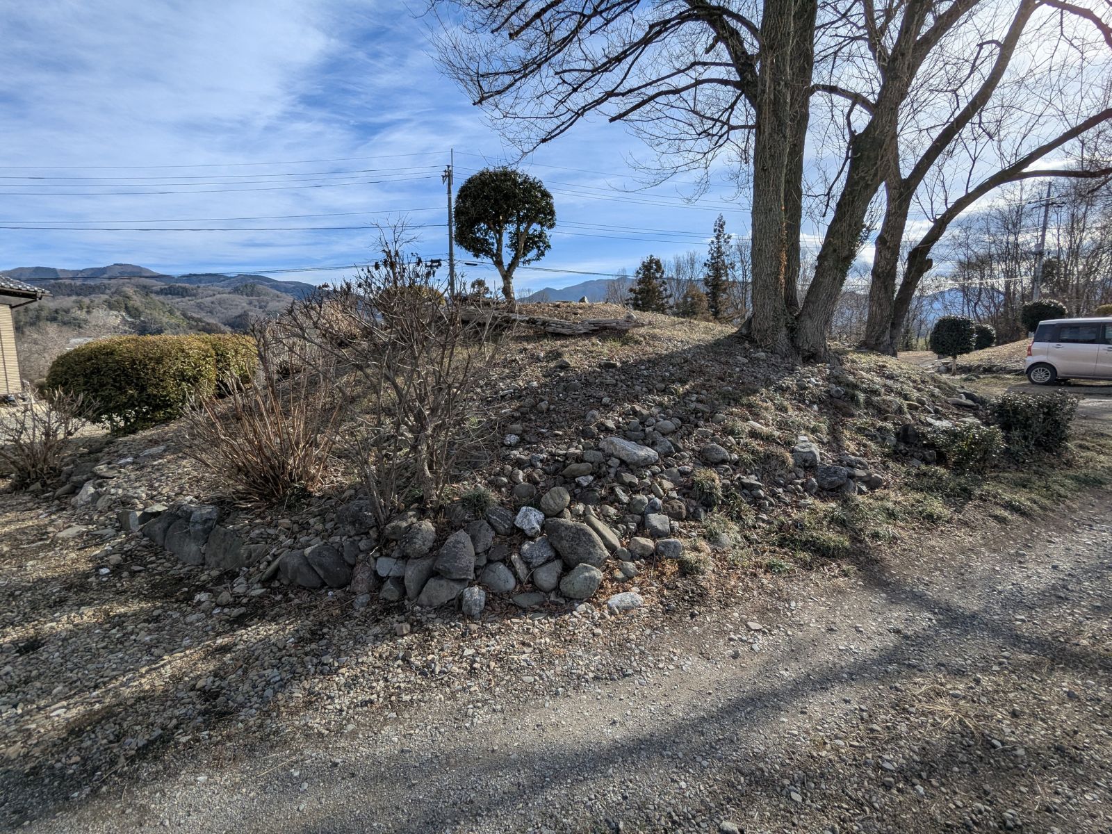 西方向から見た墳丘