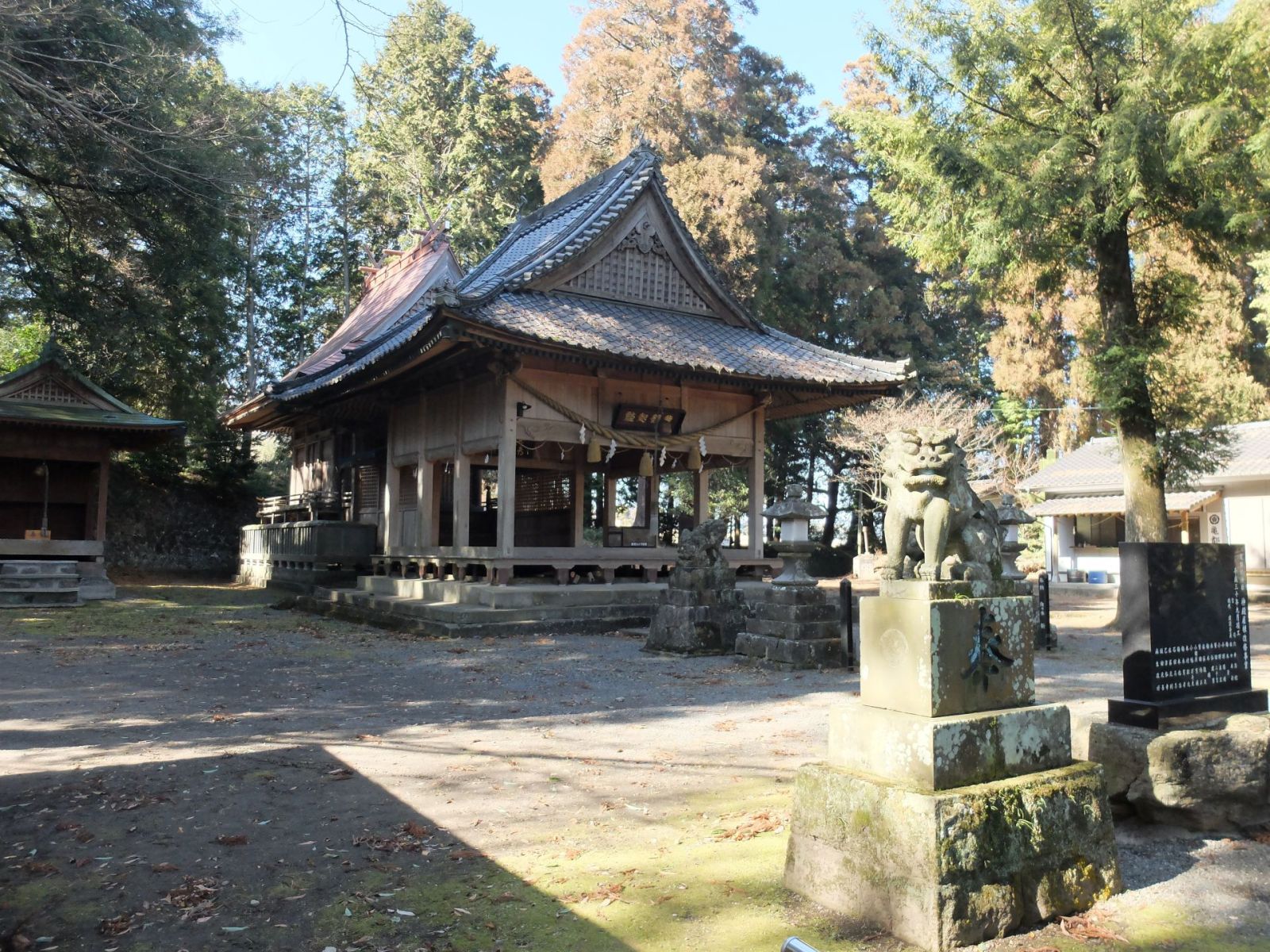 社殿の後ろは前方部