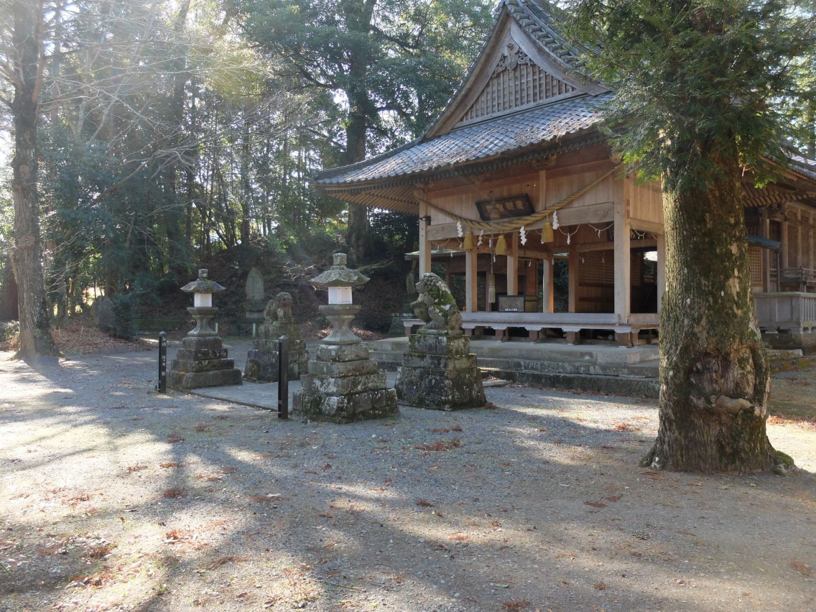 社殿の左は後円部