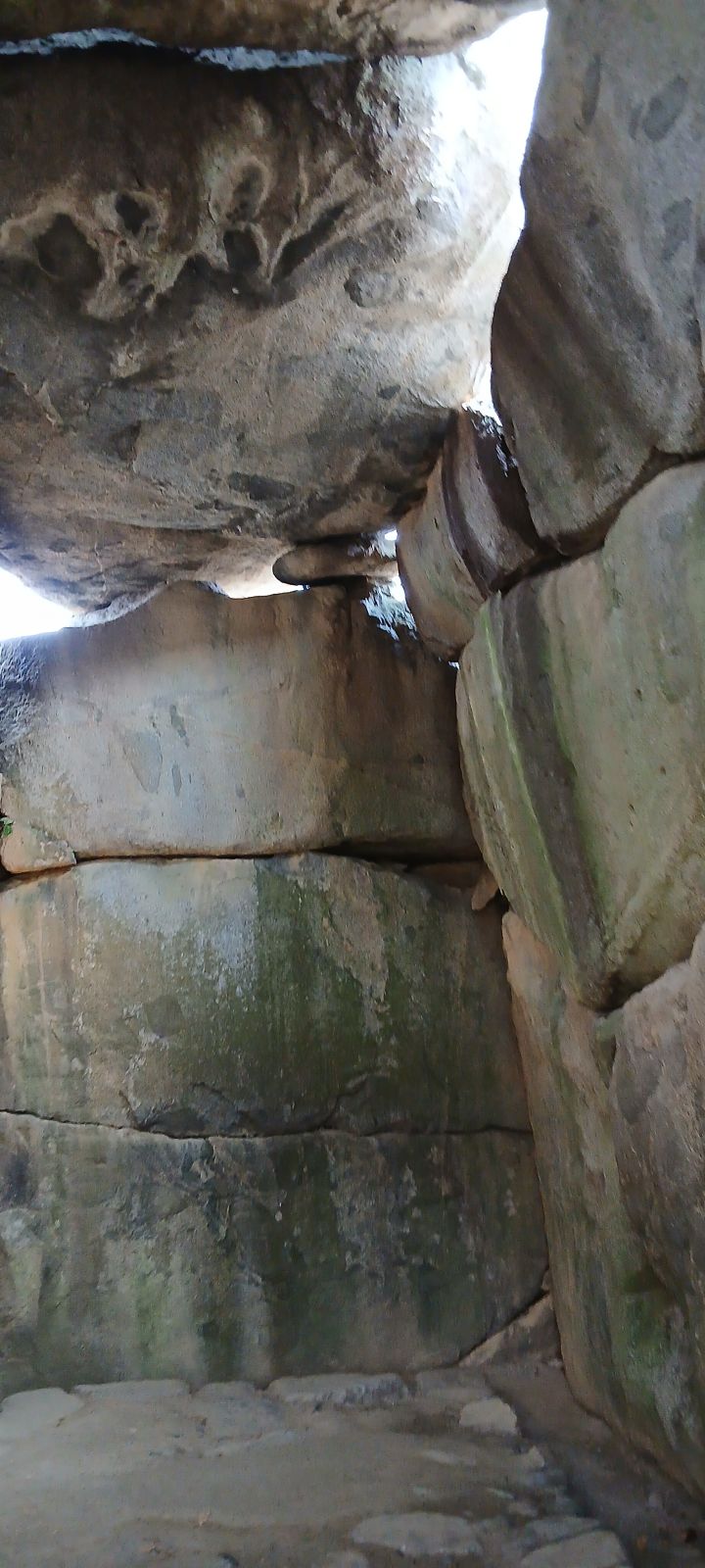 石室の中