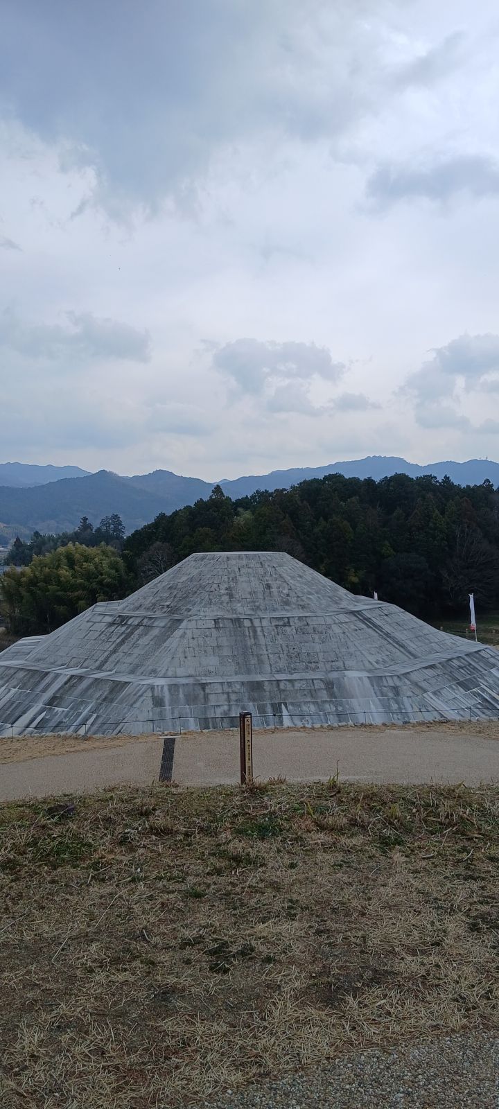 横から見る牽牛子塚古墳