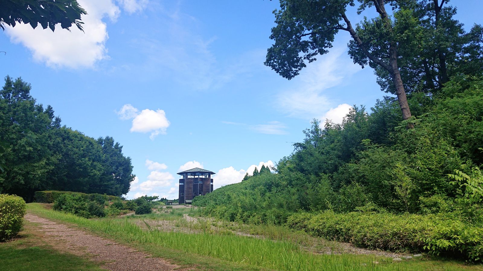 前方部真正面に立つ古墳館