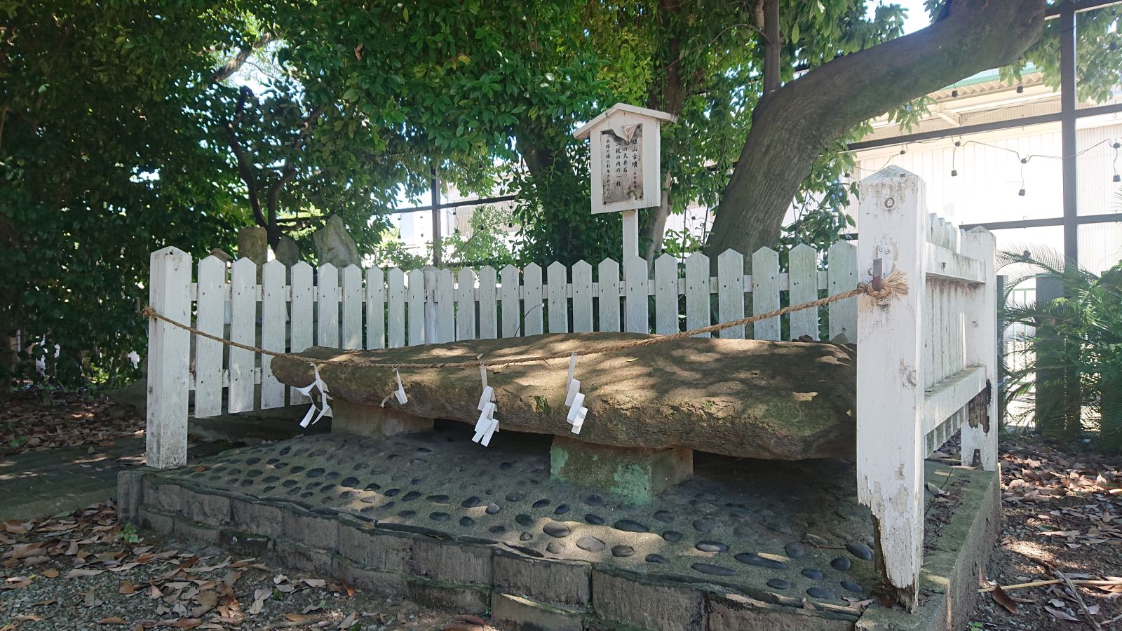 廣國神社境内の伝 主体部天井石